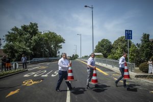 A forgalomterelők eltávolításával ünnepélyesen megnyitották a Baross hidat. Balról jobbra: Nagy Róbert, a NIF Zrt. vezérigazgatója,  dr. Lengyel Róbert, Siófok polgármestere,Witzmann Mihály, a térség országgyűlési képviselője.