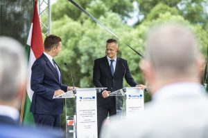 Szijjártó Péter, Magyarország külgazdasági és külügyminisztere és Andrej Doležal, a Szlovák Köztársaság közlekedési és építésügyi minisztere