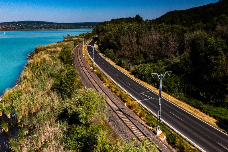 szakmai-szemmel-a-balaton-korul-a-nif-zrt-egy-kisfilmben-mutatja-be-a-balatoni-regio-infrastrukturalis-fejleszteseinek-reszleteit