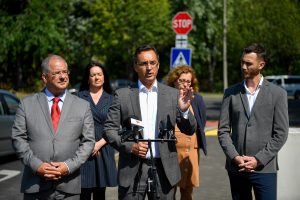 A képen balról jobbra: Kósa Lajos, a térség országgyűlési képviselője, Papp László, Debrecen Megyei Jogú Város polgármestere, Dampf Nándor, a NIF Zrt. projektvezetője