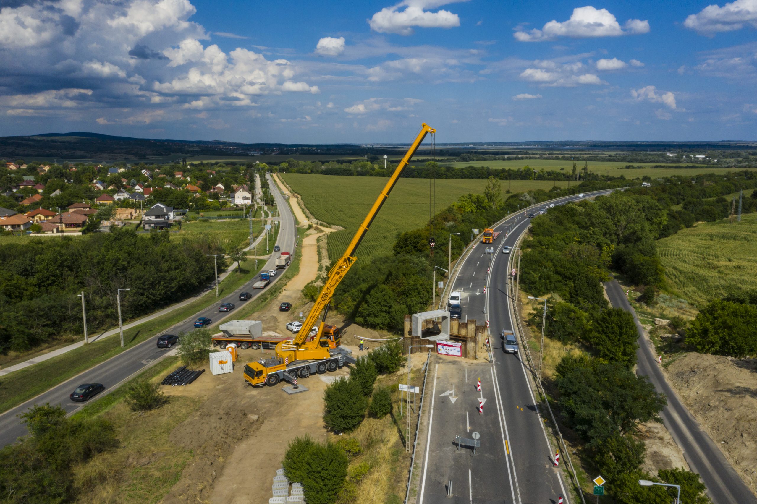 vasbeton-keretelemeket-emeltek-be-a-budapest-balaton-kozotti-kerekparut-szekesfehervar-bevezeto-szakaszanal