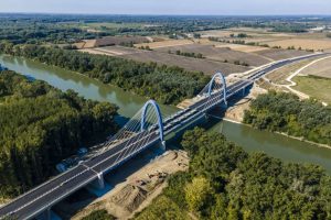 Próbaterhelés az új Tiszaugi-hídon