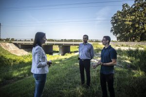 A képen balról jobbra: Kiss Boglárka, a NIF Zrt. szóvivője, Farkas Sándor, az A-Híd Zrt. projektvezetője, Jenei Osszián, a NIF Zrt. projektvezetője