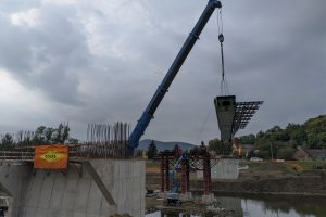 Az újonnan épülő Ipoly-híd acél főtartóinak beemelése