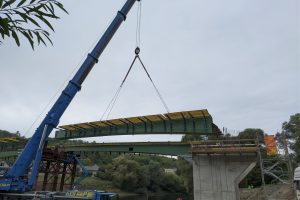 Az újonnan épülő Ipoly-híd acél főtartóinak beemelése