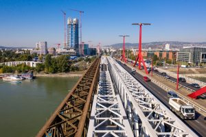 A 80 méter hosszú egységeket úszóbárka segítségével, vízi úton szállítják a beépítés helyszínére.