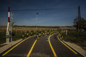 A biztonságos átkelés érdekében vasúti átjárót építettek ki a Győr-Veszprém vasútvonalnál.