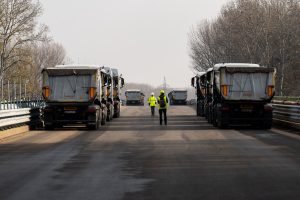 Próbaterhelés az M4 új Tisza-hídján