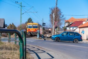  A beruházás keretében a város egyik forgalmas és balesetveszélyes csomópontját jelzőlámpás kereszteződéssé alakítják át.