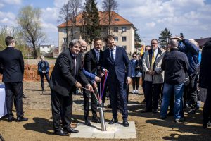 A képen balról jobbra:  Balla Mihály, Nógrád megye 2. számú egyéni választókerületének országgyűlési képviselője, Grendel Gábor, a Szlovák Köztársaság parlamentjének alelnöke, Szijjártó Péter, Magyarország külgazdasági és külügyminisztere, Igor Matovič, a Szlovák Köztársaság miniszterelnök-helyettese