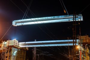 Megkezdődött a bicskei vasútállomás gyalogos felüljárójának a bontása
