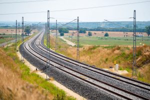 A vasúti pályán részben 120 km/h, részben pedig 160 km/h sebességgel haladhatnak majd a vonatok.