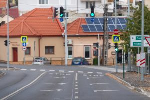 Jelzőlámpákat helyeztek ki és gyalogos-átkelőket alakítottak ki.