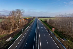 A zenélő útburkolat 513 m hosszú szakaszán az autósok 80 km/h sebesség mellett az „Érik a szőlő” ismert népdal dallamát ismerhetik fel. 