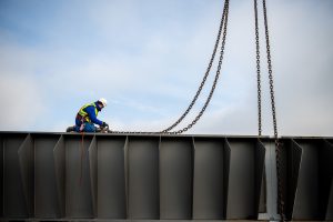 Helyükre kerültek a főgerendák az Őrhalmot Ipolyvarbóval (SK, Vrbovka) összekötő hídnál