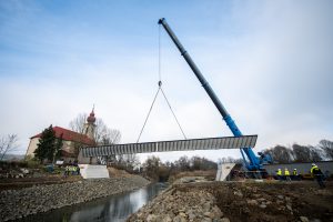 Helyükre kerültek a főgerendák az Őrhalmot Ipolyvarbóval (SK, Vrbovka) összekötő hídnál