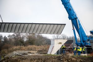 Helyükre kerültek a főgerendák az Őrhalmot Ipolyvarbóval (SK, Vrbovka) összekötő hídnál