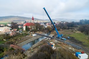 Helyükre kerültek a főgerendák az Őrhalmot Ipolyvarbóval (SK, Vrbovka) összekötő hídnál